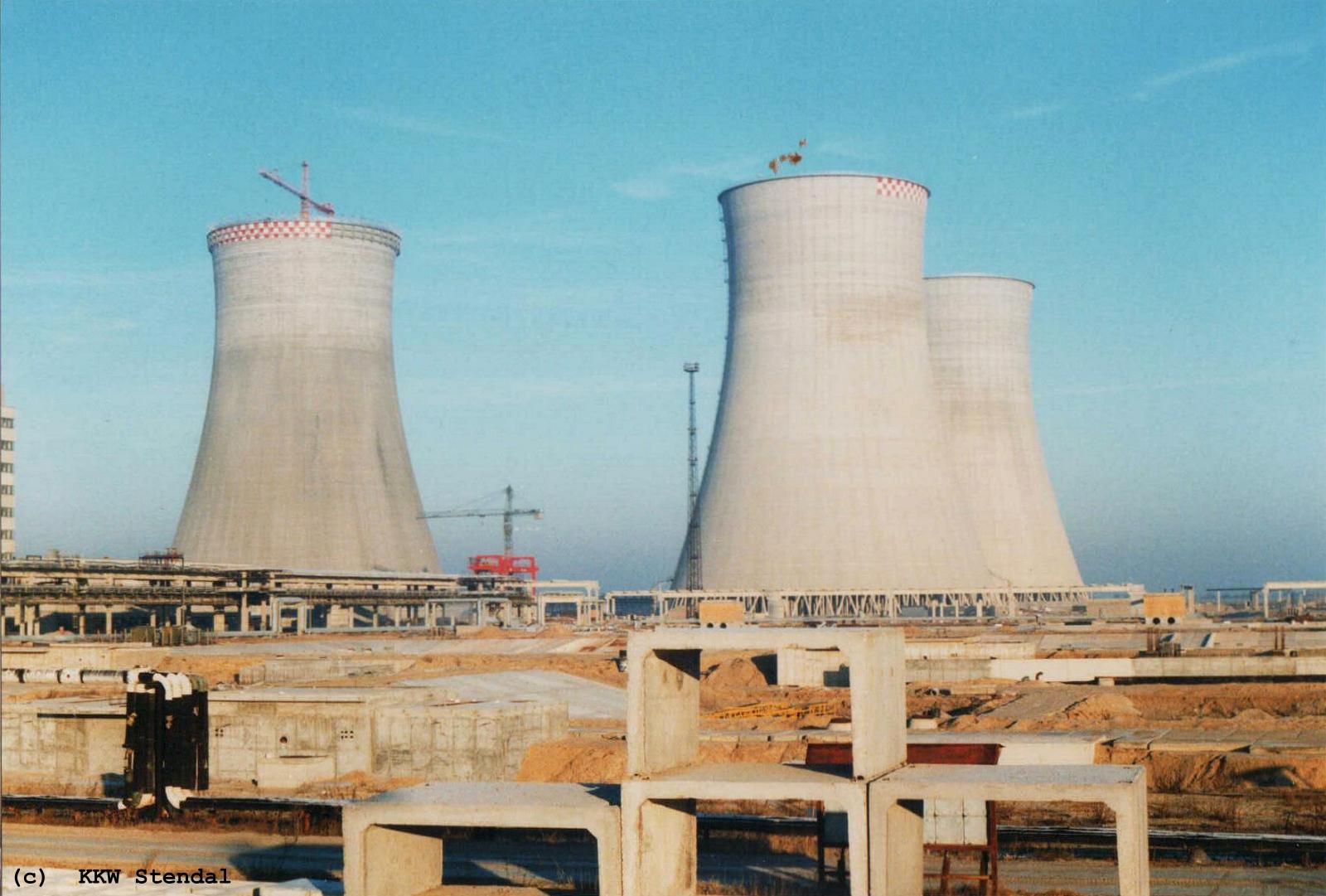  KKW Stendal, Baustelle 1990, Kühlturmfeld : rechts für Reaktor A und links
 für
 Reaktor B 