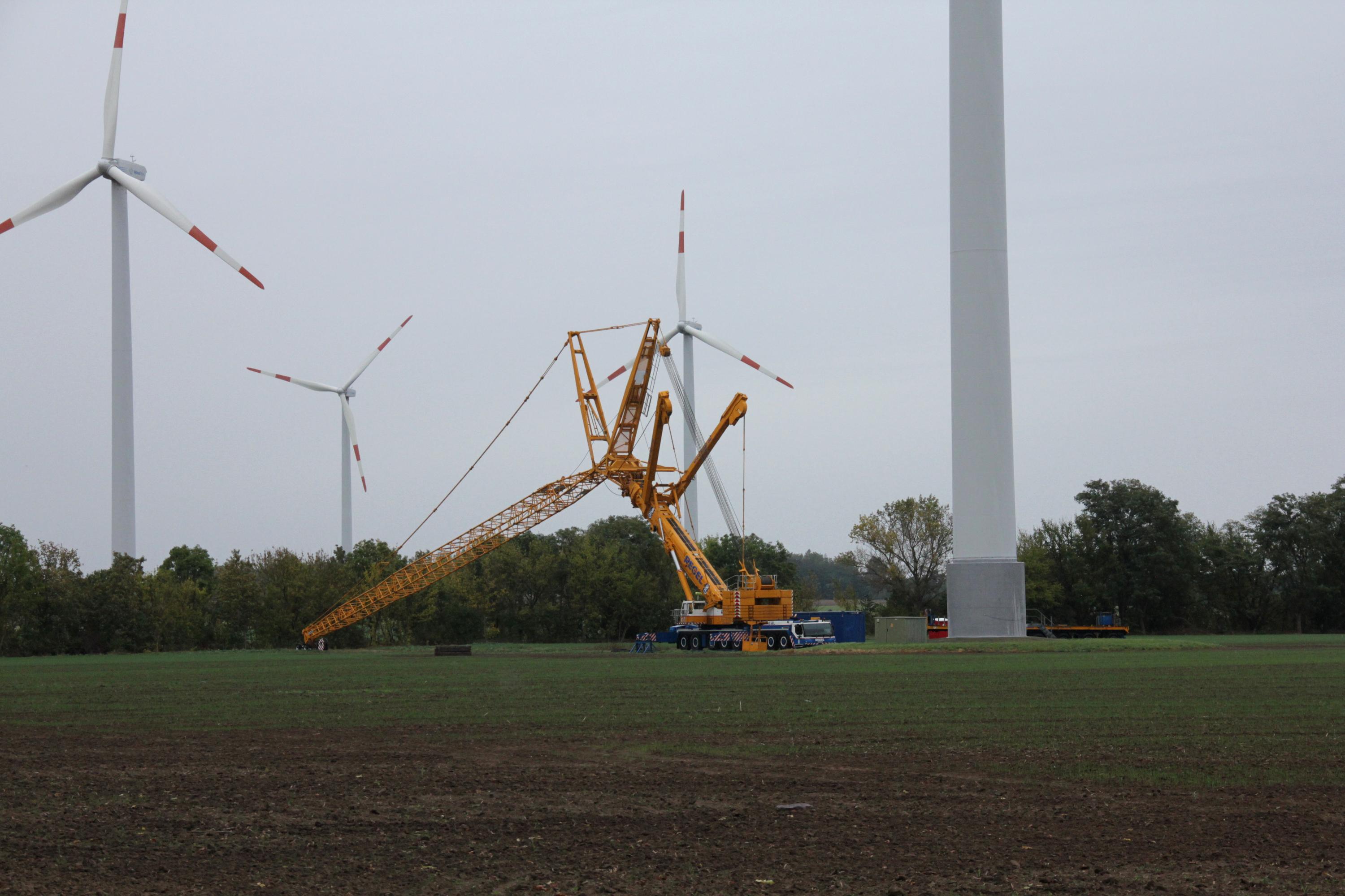 Reparatur Windrder im Windpark Arneburg/Elbe 10/2023,
  Kraneinsatz, 