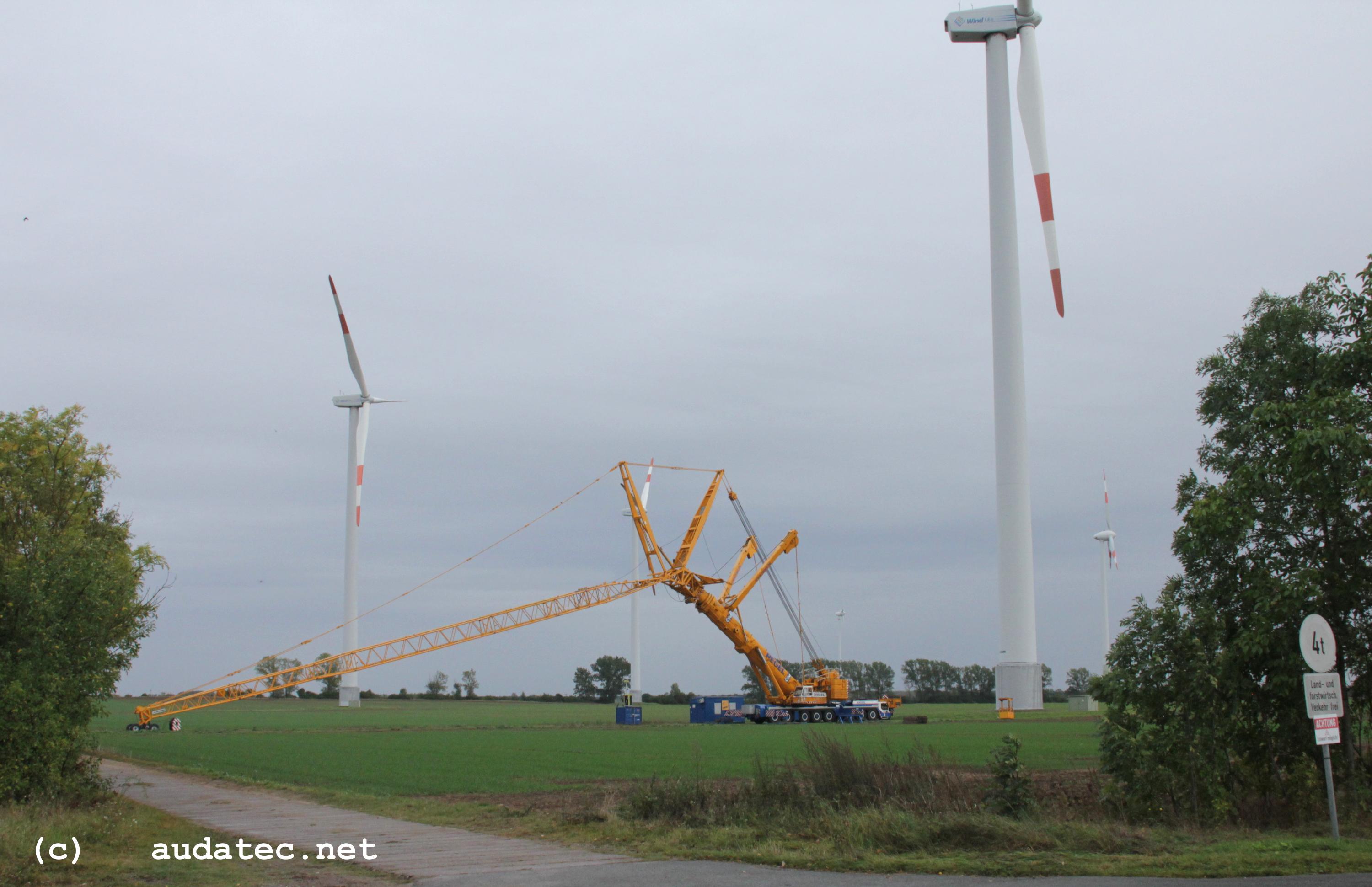 Reparatur Windrder im Windpark Arneburg/Elbe 10/2023,
  Kraneinsatz, 