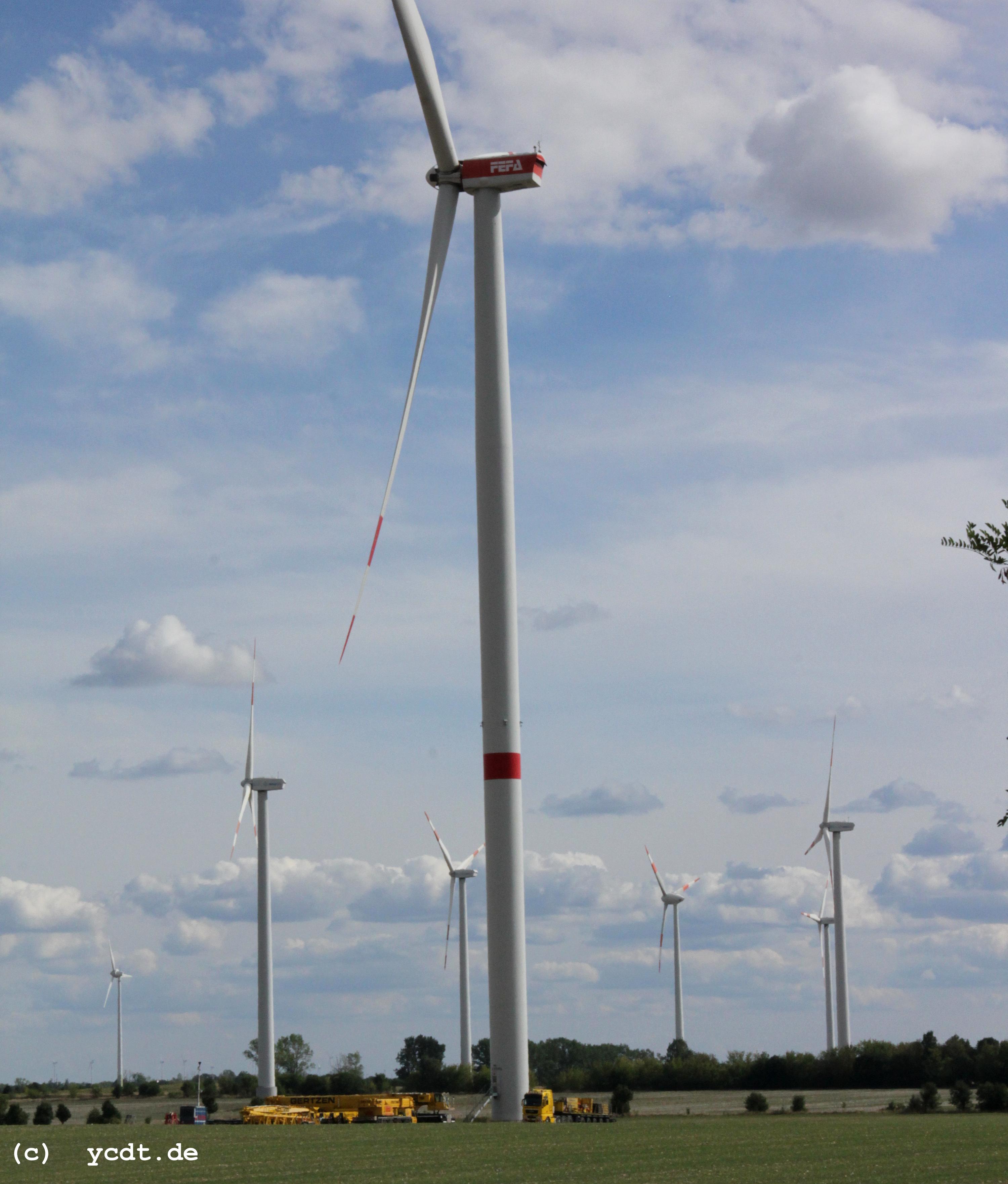Reparatur Windräder im Windpark Arneburg/Elbe 08/2022,
  Kraneinsatz, 